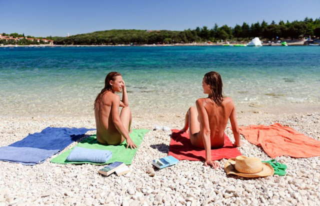 Ragazze nudiste in spiaggia
